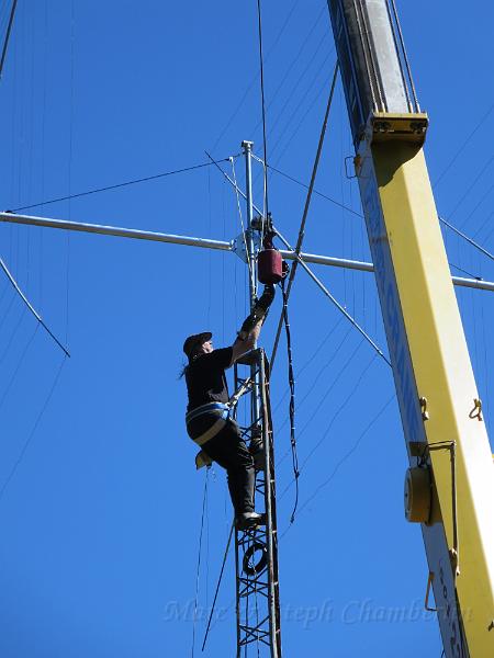 IMG_0672.JPG - Releasing the crane hook from the antenna's lift cable.