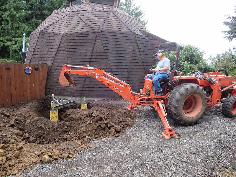 IMG_0110.JPG - Neighbor Phil helping dig and fill in the tower foundation with his tractor.